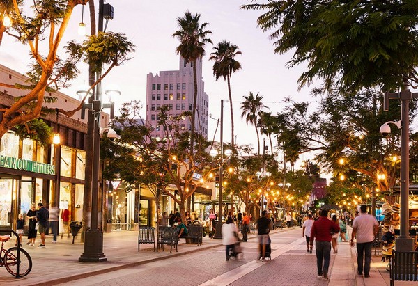 Đại lộ Third Street Promenade là thiên đường mua sắm và ẩm thực.