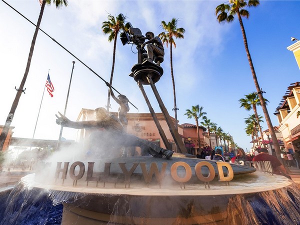 Hollywood Walk of Fame với những ngôi sao nổi tiếng trên vỉa hè