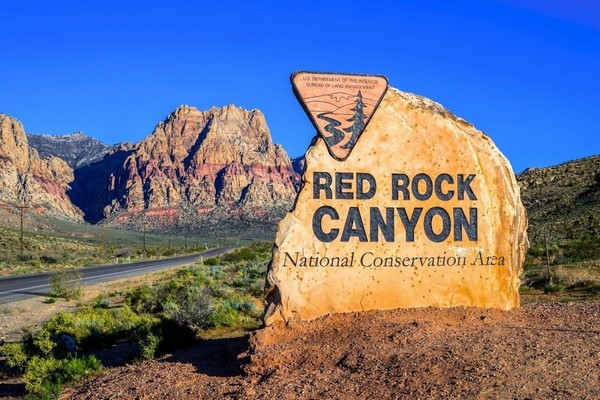 Red Rock Canyon là một khu bảo tồn nổi tiếng với những dãy núi đỏ rực rỡ