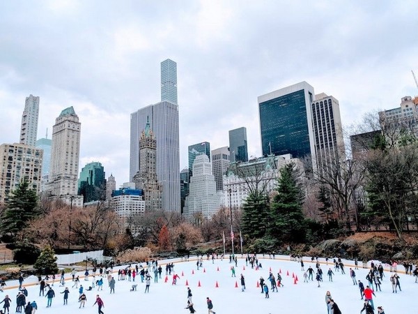 Sân trượt băng Rockefeller trở thành địa điểm vui chơi giải trí hấp dẫn nhất