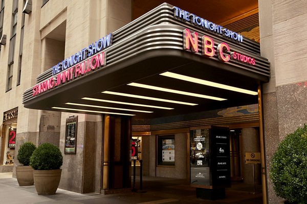 Đến Rockefeller Center, bạn còn có cơ hội tham quan các studio của NBC