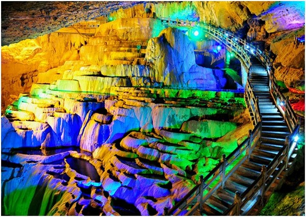 Ánh sáng huyền ảo được bố trí khéo léo càng làm nổi bật vẻ đẹp tráng lệ