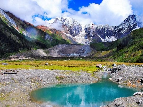 Khu thắng cảnh nằm cách trung tâm huyện Bomi khoảng 24 km về phía đông nam