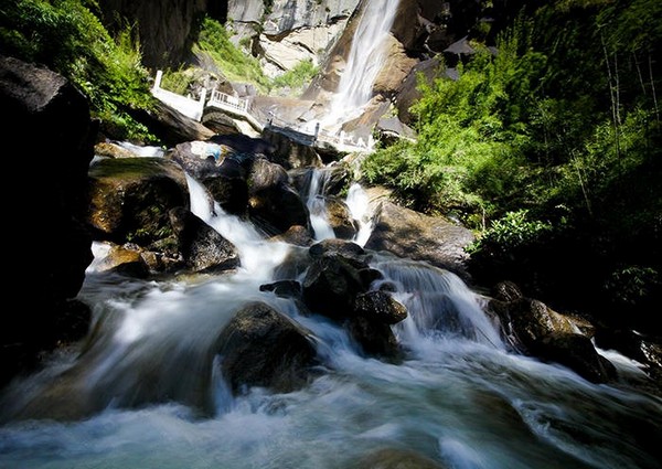 Thác Thiên Phật (hay còn gọi là thác Kadinggou) chính là điểm nhấn không thể chối từ