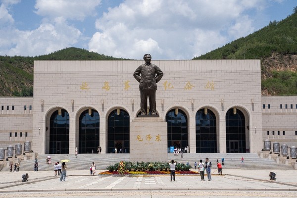 Tâm điểm của toàn bộ khu tưởng niệm là quảng trường chính được thiết kế rộng lớn