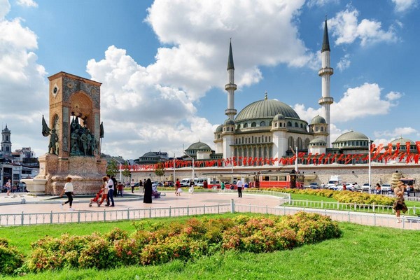 Quảng trường Taksim là biểu tượng của sự sống động và hiện đại