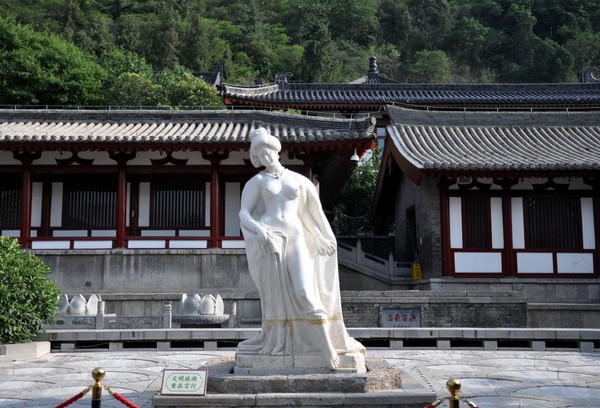 Hoa Thanh Trì, một khu nghỉ dưỡng suối nước nóng hoàng gia nổi tiếng từ thời nhà Đường