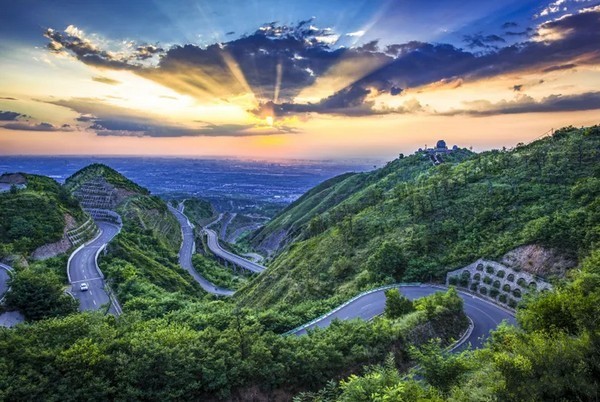 Ngay gần Hoa Thanh Trì là ngọn núi Ly Sơn