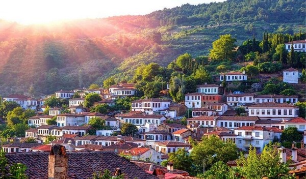 Làng Sirince hiện lên như một viên ngọc quý giữa lòng Thổ Nhĩ Kỳ