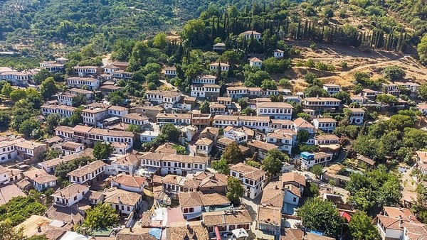 Những con đường lát đá quanh co, uốn lượn xuyên qua những ngôi nhà xinh xắn