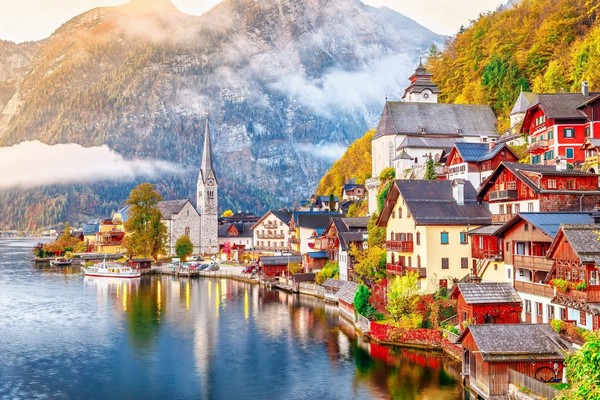 Hallstatt, ngôi làng cổ tích nép mình bên bờ hồ Hallstätter See thơ mộng