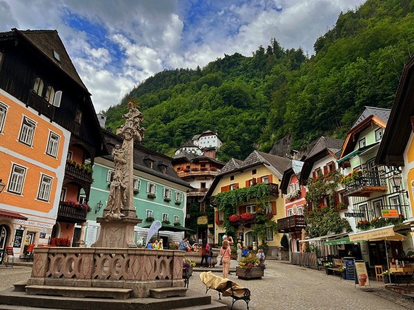 Hallstatt là một ngôi làng cổ tuyệt đẹp, tọa lạc tại huyện Gmunden, bang Oberösterreich