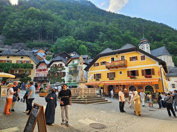 Tản bộ quanh làng cổ Hallstatt là một trải nghiệm tuyệt vời