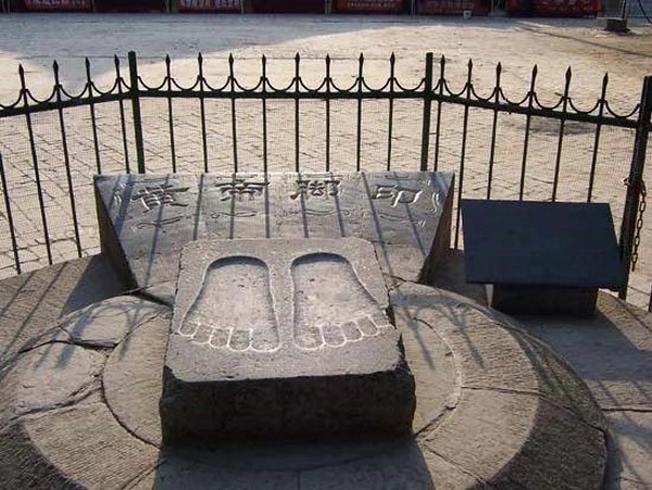 Đá dấu chân của Hoàng Đế là một trong những di tích nổi bật