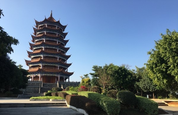 Lầu Chu Tử hiện lên như một kiệt tác kiến trúc giữa lòng Vườn Lựu Mông Tự