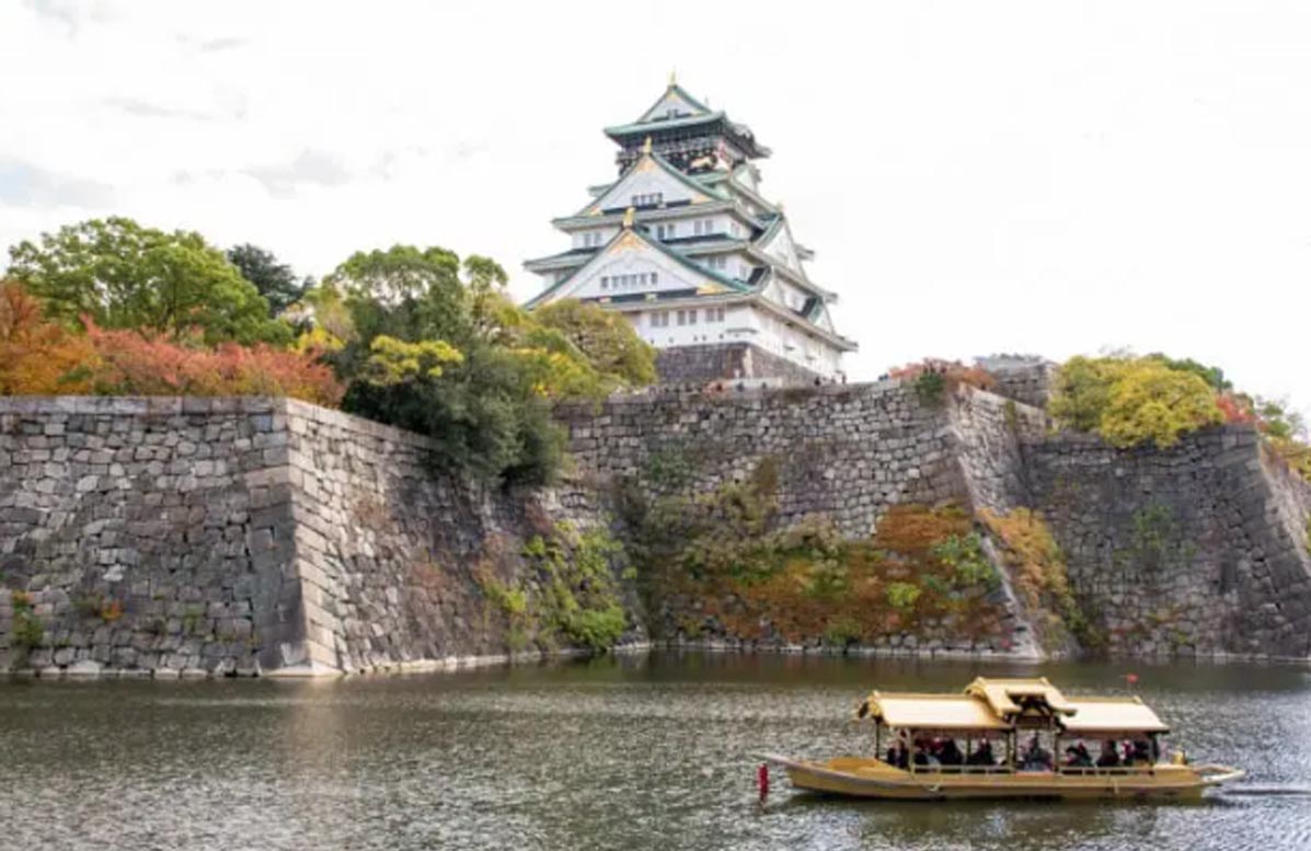 Lâu đài Osaka cổ kính là một điểm ngắm hoa anh đào không thể thiếu trong list nơi cần đến 