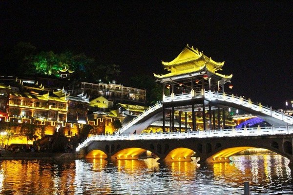 Khám phá lầu Phong Thúy Hồng Kiều – Điểm nhấn giữa bức tranh sơn thủy trầm mặc