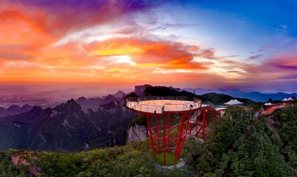 Ngọn núi này được tạo nên từ địa hình đá vôi (karst) độc đáo