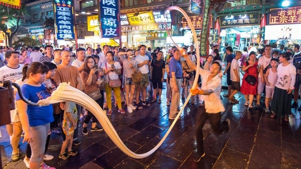 Quy trình làm Mì Biang Biang là một nghệ thuật trình diễn đường phố cuốn hút