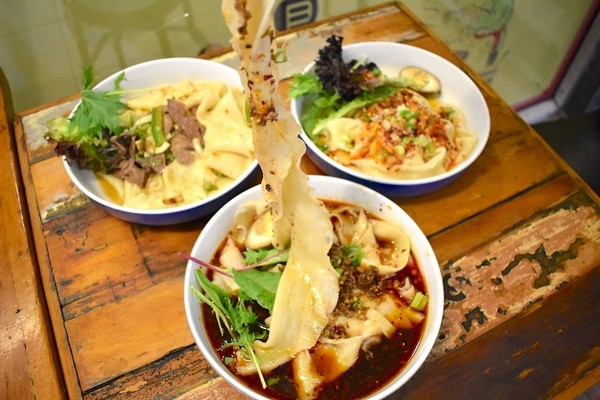 Sợi Mì Biang Biang to bản, dày dặn có khả năng thấm đẫm hương vị tuyệt vời