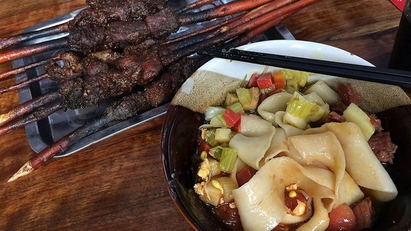 Du khách cũng có thể thưởng thức Mì Biang Biang trong nước dùng thịt thơm lừng