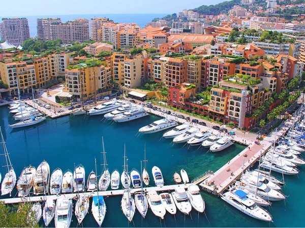 Cảng Monte Carlo là nơi neo đậu của nhiều siêu du thuyền sang trọng