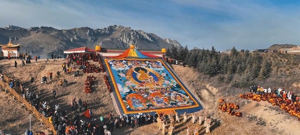 Chế tác Nghệ thuật Thangka thường có sự hợp tác của một nhóm nghệ nhân