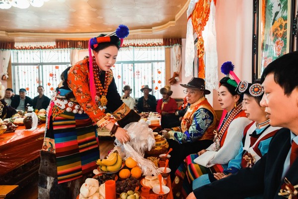 Hada là một chiếc khăn lụa dài, mềm mại