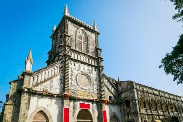 Nhà Thờ Công giáo Vi Châu Cổ Kính Trên Đảo Hải Thành