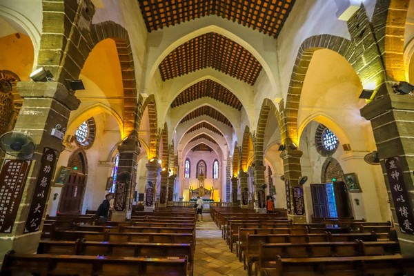 Gọi Nhà thờ Công giáo Thịnh Đường do nằm tại làng Thịnh Đường