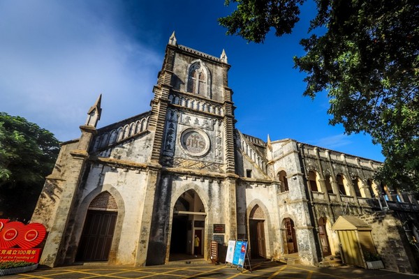 Tháp chuông uy nghiêm, được đặt trên đỉnh cổng chính