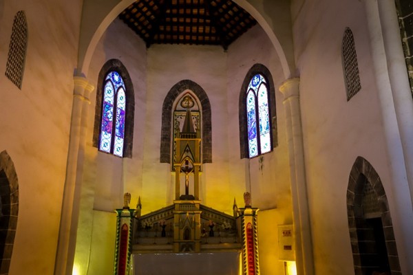 Khuôn viên Nhà thờ Công giáo Vi Châu không chỉ giới hạn ở nhà thờ chính