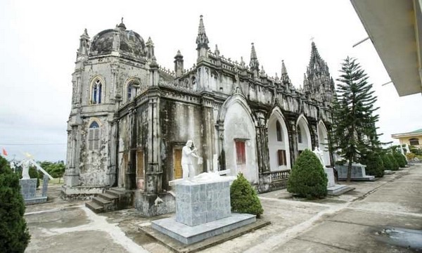 Nhà thờ Trà Cổ tọa lạc tại phường Trà Cổ, thành phố Móng Cái