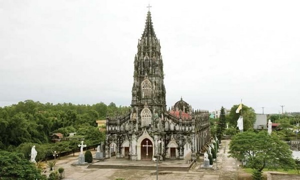 Kiến trúc của Nhà thờ Trà Cổ trước đây được biết đến với lối Gothic đặc trưng