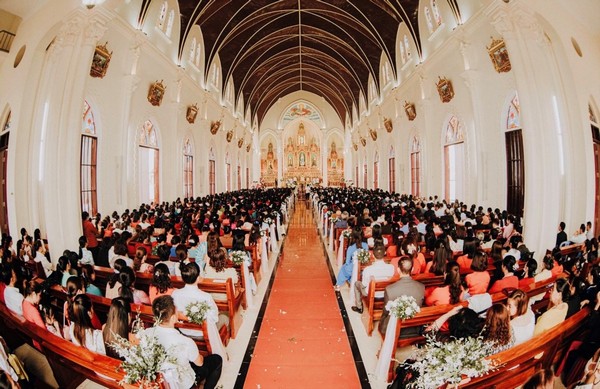 Bước vào bên trong thánh đường, du khách sẽ choáng ngợp trước không gian tráng lệ