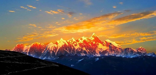 Ngọn núi này tọa lạc tại khu vực Nyingchi, Tây Tạng, Trung Quốc