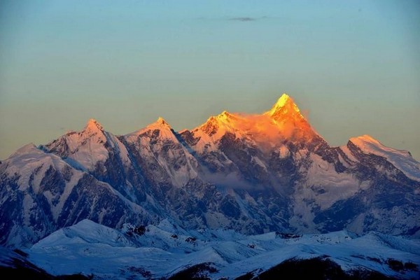 Sự khác biệt về khí hậu giữa hai sườn núi đã tạo nên một hệ sinh thái vô cùng phong phú