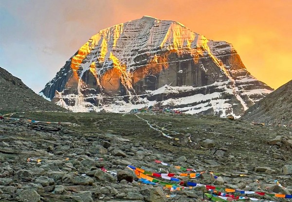 Núi thiêng Kailash tọa lạc tại một vùng hẻo lánh và xa xôi ở phía Tây của Tây Tạng