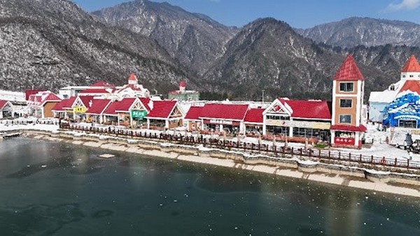 Núi tuyết Tây Lăng tọa lạc tại ngoại ô phía tây huyện Đại Nghĩa