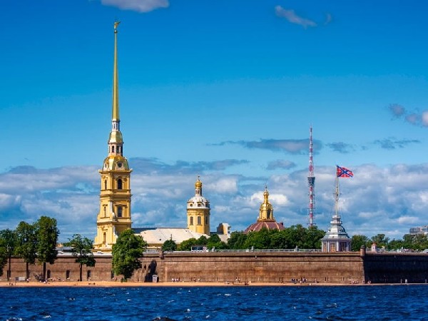 Pháo đài Peter and Paul sừng sững giữa lòng Saint Petersburg