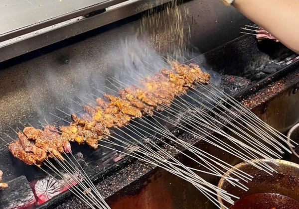 Những xiên thịt cừu được tẩm ướp gia vị đặc trưng