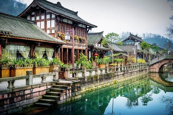 Phố cổ Jiezi hòa quyện hài hòa với núi non hùng vĩ và dòng sông Vị Giang thơ mộng