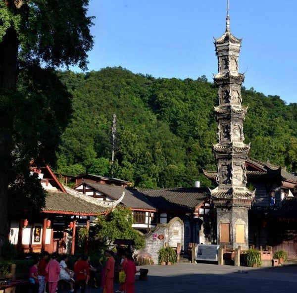 Biểu tượng của phố cổ Jiezi chính là tháp Tự Khố nằm tại quảng trường Ngân Hạnh