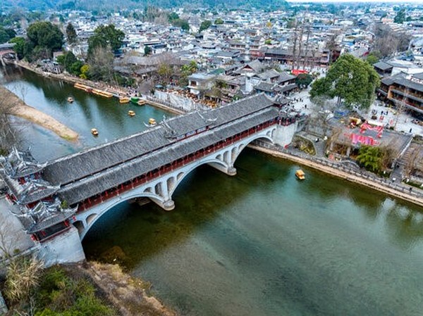 Cầu Thụy Long là một trong những cây cầu nổi tiếng nhất tại phố cổ