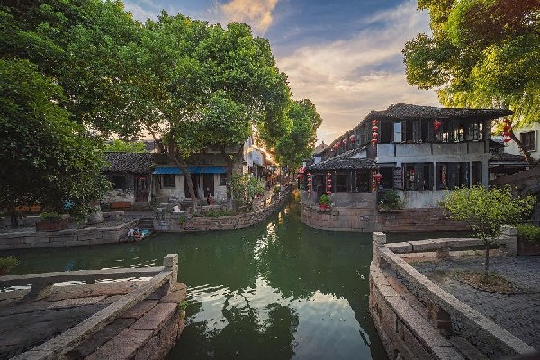 Phố cổ Luzhi có khí hậu biển gió mùa cận nhiệt đới, với bốn mùa rõ rệt và dễ chịu