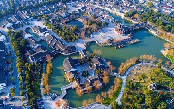 Thời điểm lý tưởng để ghé thăm Phố cổ Luzhi là từ tháng 3 đến tháng 5