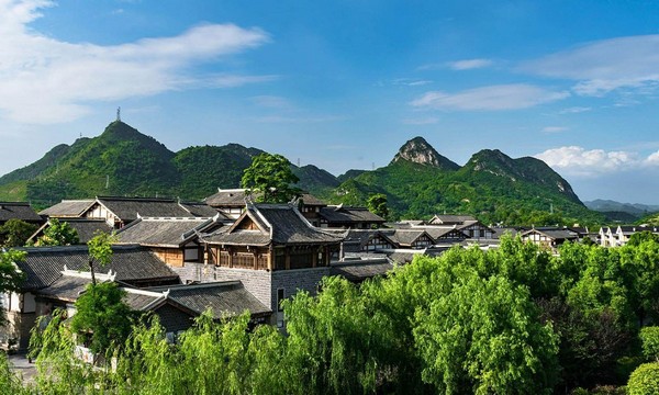Phố cổ Qingyan tọa lạc trên một sườn đồi