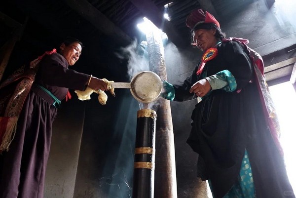 Trong nghi thức uống trà, khách phải đợi chủ nhà mang trà đến trước khi nhận