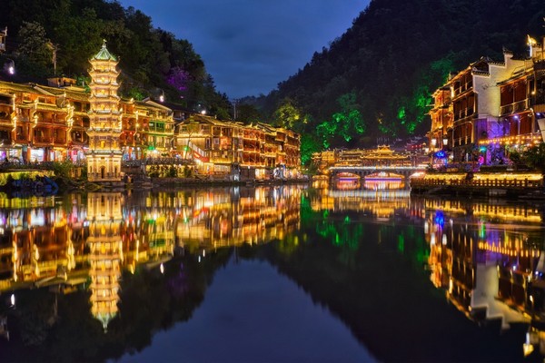Những ánh đèn lấp lánh trang trí trên cầu bừng sáng, tạo nên một khung cảnh huyền ảo