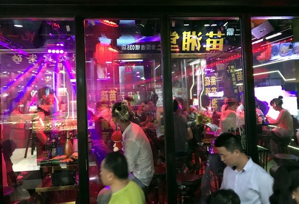 Phượng Hoàng cổ trấn về đêm còn bùng nổ với không khí sôi động